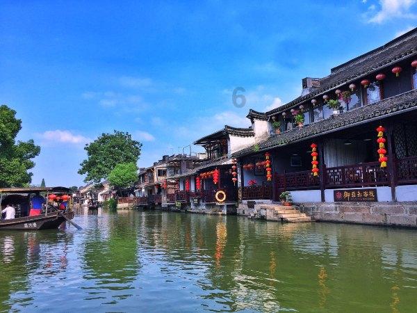 自治区十四届人大二次会议关于政府工作报告的决议