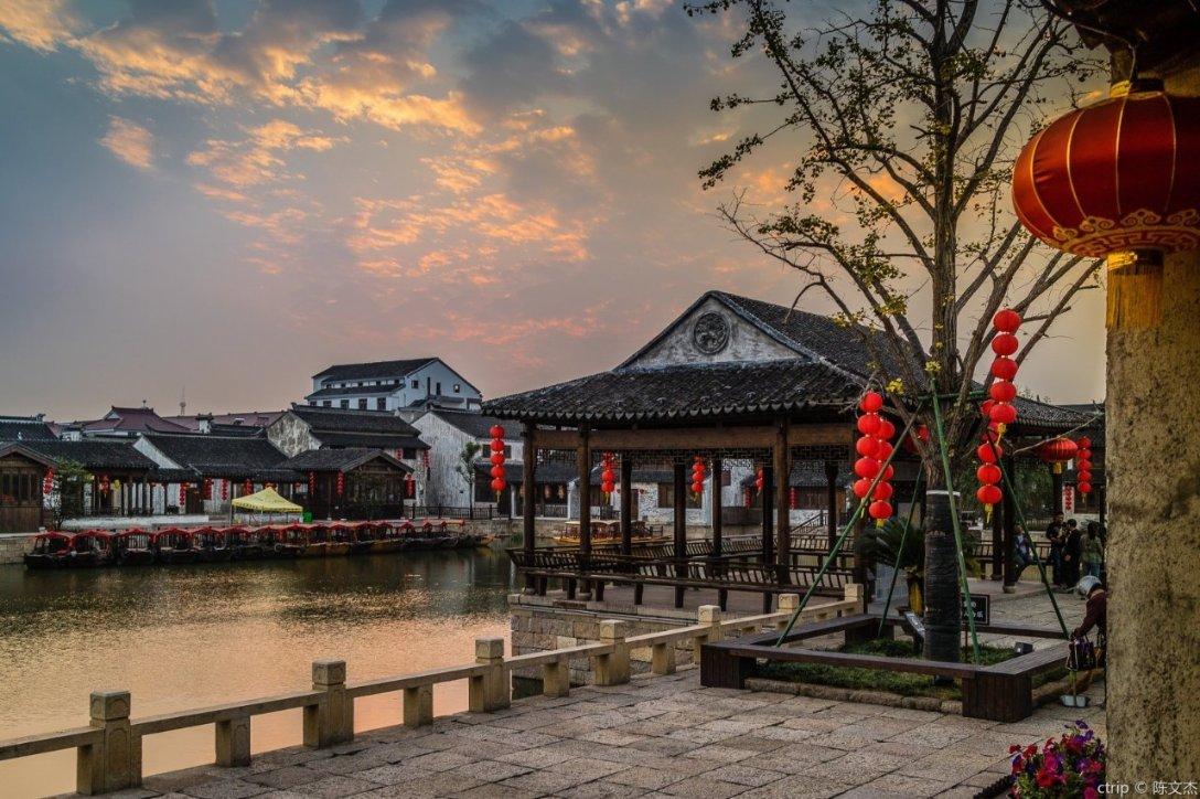 农村女为男友连水都不舍得买，看到路边大爷浇花，直接喝自来水
